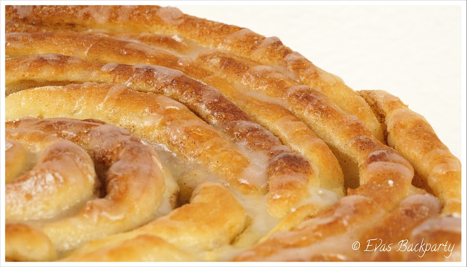 Die zutaten dürfen nicht zu kalt sein. Hefeteig Zimtschneckenkuchen Cinnamon Buns Cake Evasbackparty