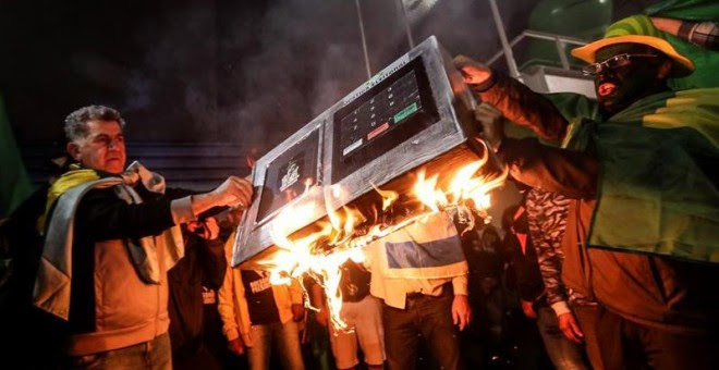 07/10/18.-Simpatizantes del candidato presidencial Jair Bolsonaro del Partido Social Liberal (PSL) se reúnen hoy, domingo 7 de octubre de 2018, y queman una urna electrónica en la avenida Paulista en Sao Paulo (Brasil). El ultraderechista Jair Bolsonaro s