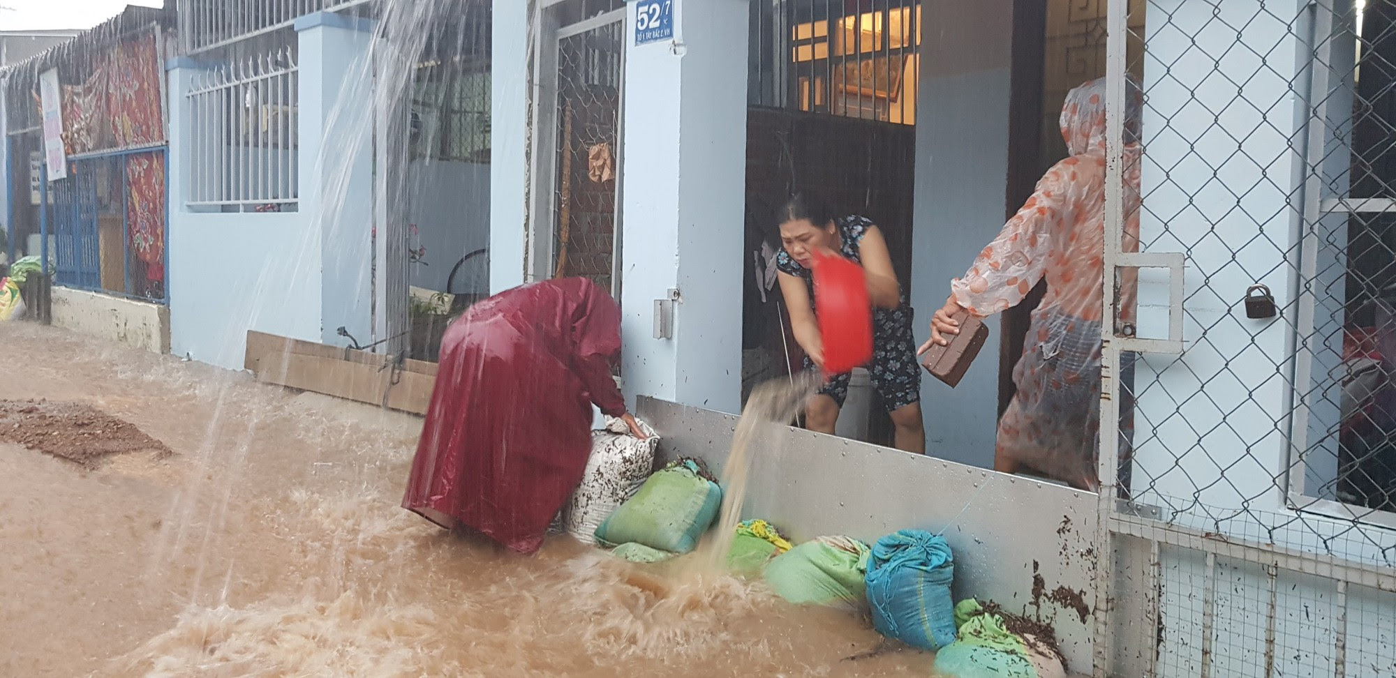 Ngập lụt kinh hoàng ở TP.Nha Trang: Ô tô bơi như tàu ngầm, đồ vật trong nhà chìm trong biển nước