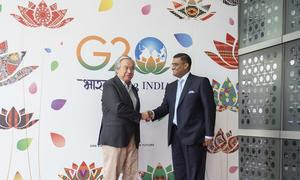 El secretario adjunto del Ministerio de Asuntos Exteriores, Prakash Gupta, recibe al Secretario General de la ONU, António Guterres, a su llegada a Nueva Delhi para asistir a la cumbre del G20.