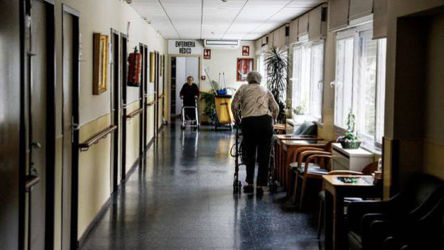 Região de Madri barrou internação de idosos de asilos em hospitais