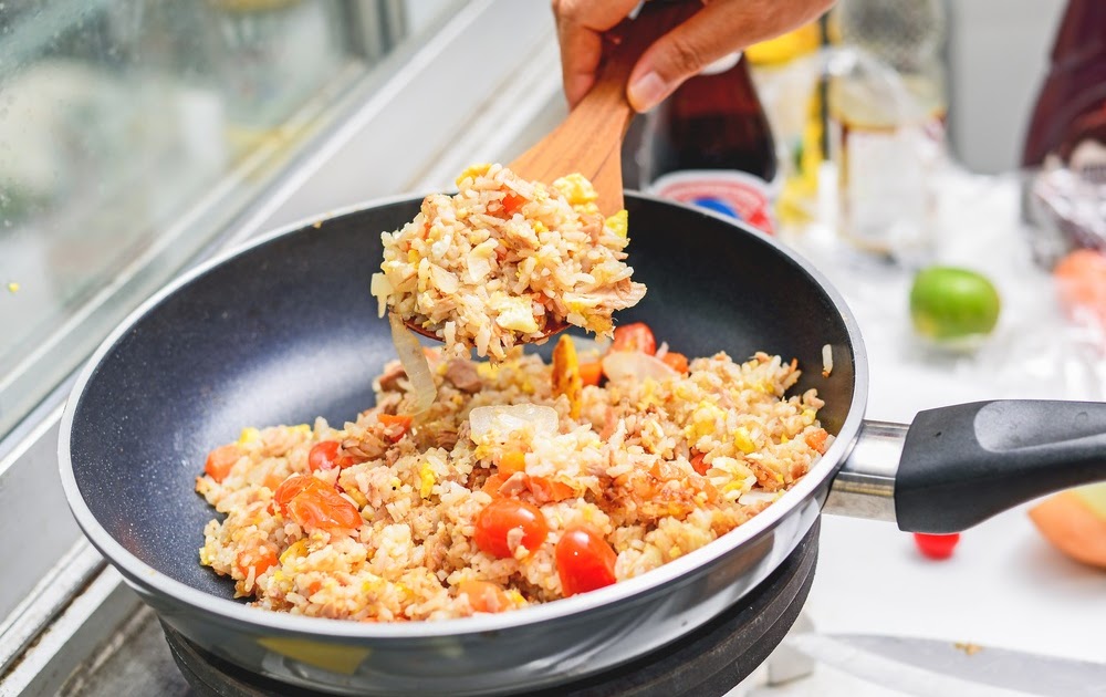 Gambar Orang Masak  Nasi Goreng AR Production