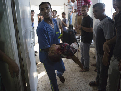 Un enfermero lleva el cadáver de un niño palestino a la morgue del hospital de Shifa.