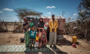 Una familia desplazada por la prolongada sequía en Etiopía vive ahora en una tienda de campaña improvisada en Mogadiscio (Somalia).