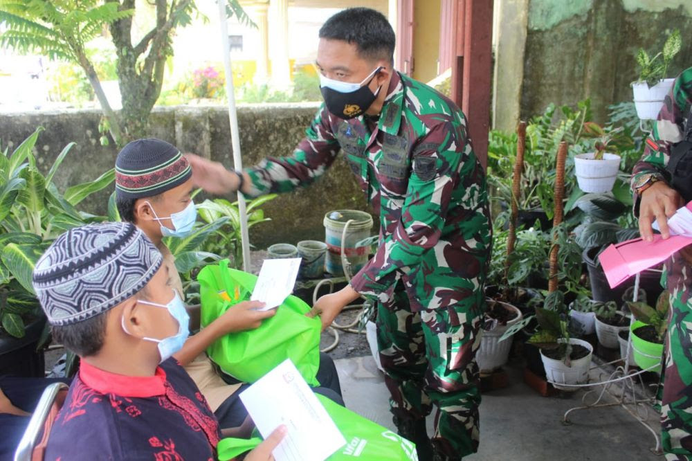 Adapun ke 25 anak yatim tersebut terdiri dari 15 orang anak yatim perempuan dan 10 orang anak yatim laki laki. Momen Ramadhan Kodim 0420 Sarko Santuni Anak Yatim Piatu Batangharinews Com Berita Batanghari Terkini