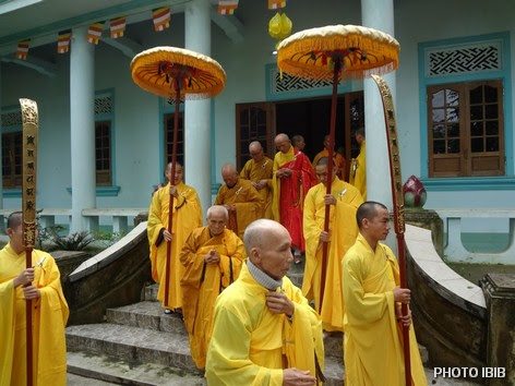 Chư Tăng chuẩn bị lên Chánh điện, Hình giữa HT Viện trưởng Viện Hoá Đạo Thích Thanh Quang, sau ngài, phía giữa HT Thích Nhật Ban